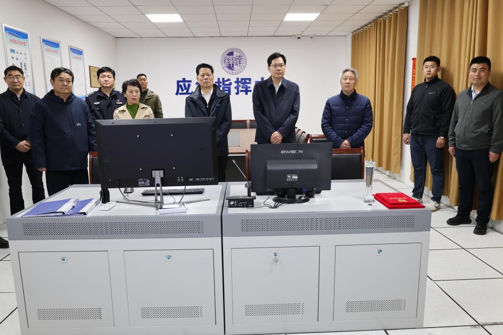 副市长闫辉莅临我校调研校园安全工作